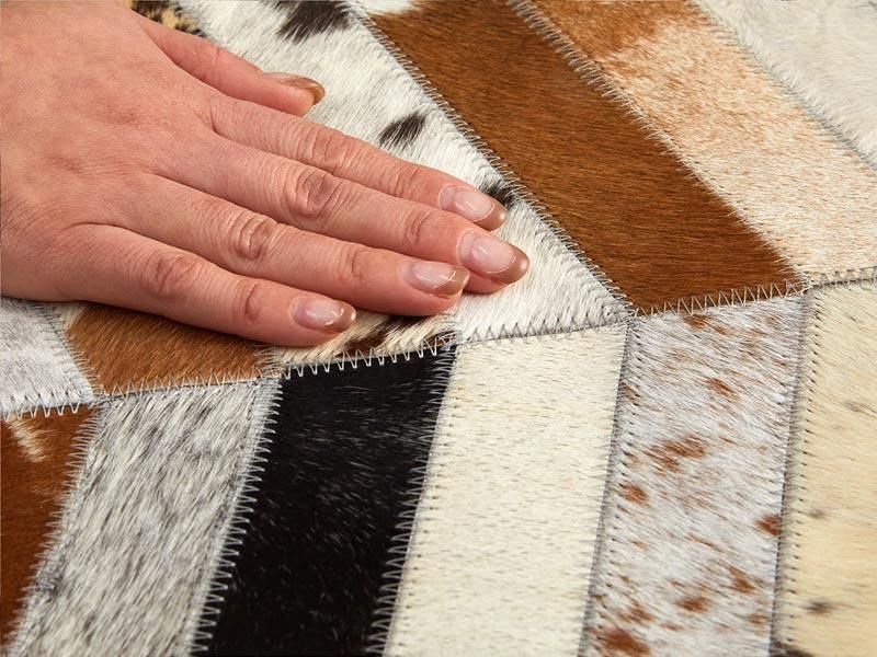 ワンランク上のお部屋に。ムード漂うモダンデザインラグ『ハラコ