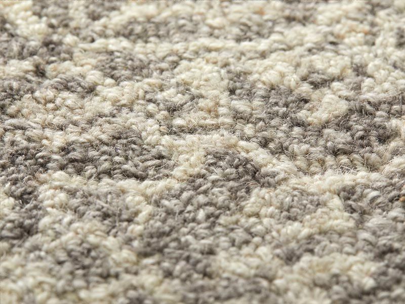 羊毛100%のギュッと詰まった踏み心地。アンティーク調のデザインが 羊毛100%のギュッと詰まった踏み心地。アンティーク調のデザインが