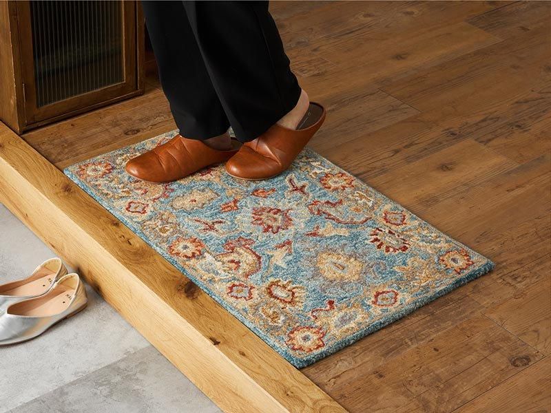 羊毛100%のギュッと詰まった踏み心地。アンティーク調のデザイン