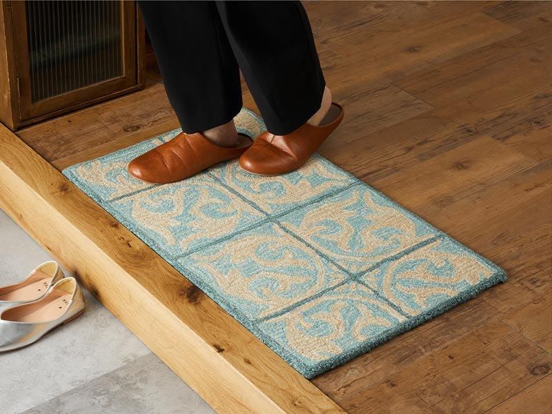 羊毛100%のギュッと詰まった踏み心地。アンティーク調のデザインが