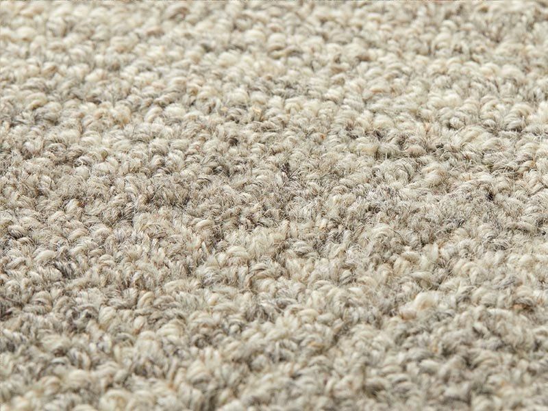 羊毛100%のギュッと詰まった踏み心地。アンティーク調のデザインが