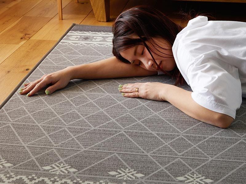 ひんやり】夏用さらっと快適！低反発ウレタン入り接触冷感ラグ