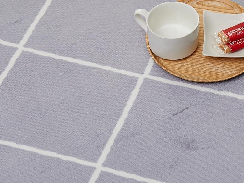 なめらかな触り心地で気持ちいい♪ふわふわフランネル生地のお手頃ラグ