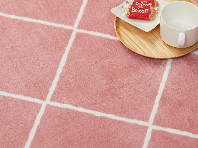 なめらかな触り心地で気持ちいい♪ふわふわフランネル生地のお手頃ラグ