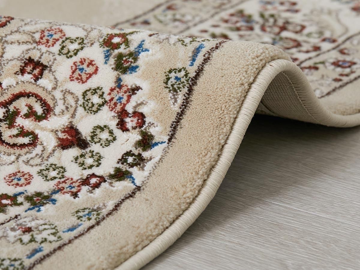 繊細な織模様が美しく大胆なメダリオン柄が上品な印象。定番クラシック