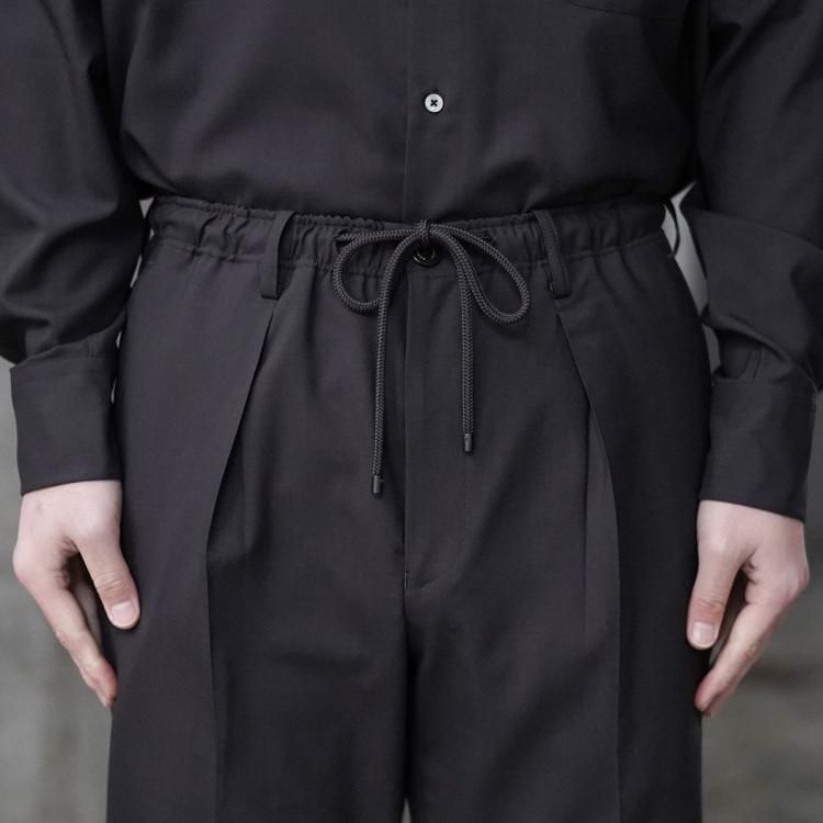 marka（マーカ）の「【marka/MARKAWARE】STUDIOUS限定別注２タックテーパードパンツ（その他パンツ）」 - WEAR