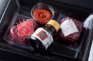【ギフト】【セット】【約3人前】 会津ブランド認定国産馬刺し モモ100g ロース100g 【自家製にんにく辛子味噌&あごだし醤油付き】