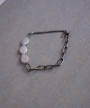 <img class='new_mark_img1' src='https://img.shop-pro.jp/img/new/icons1.gif' style='border:none;display:inline;margin:0px;padding:0px;width:auto;' />Iroquois_PEARL MIX BRACELET_BLK