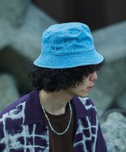 <img class='new_mark_img1' src='https://img.shop-pro.jp/img/new/icons1.gif' style='border:none;display:inline;margin:0px;padding:0px;width:auto;' />Iroquois_A MAN A BOY DENIM BUCKET HAT_IND