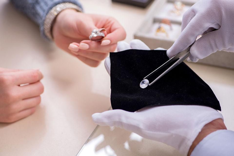 ダイヤモンド ピアス 一粒 0.3ct Pt900 6本爪 0.15×0.15ct