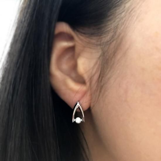 ダイヤモンドピアス　ダンシング　逆V字型PT900　0.３カラット ダイヤモンドピアス ダンシング 逆V字型PT900 0.3カラット