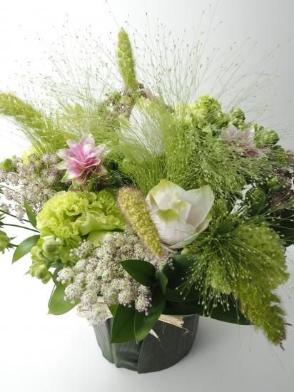 フラワーアレンジメントＦ 季節のフラワーアレンジメント（そのまま飾れるタイプ） - 季節の花の