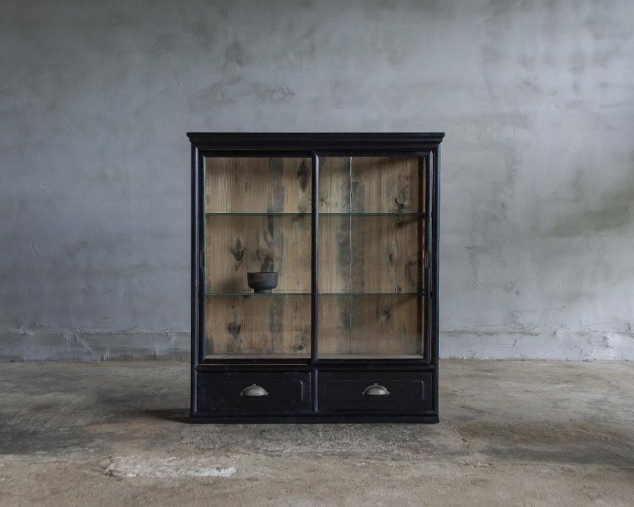 黒色の4面ガラスケース／ショーケース／戸棚 古家具・アンティーク