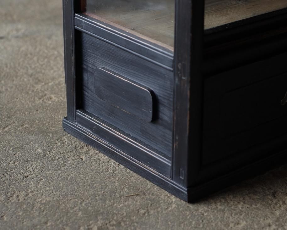 黒色の4面ガラスケース／ショーケース／戸棚 古家具・アンティーク