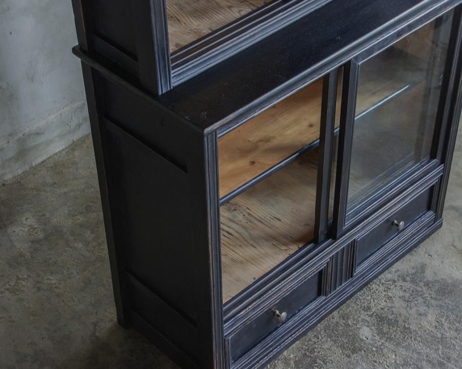 アンティーク　古い黒色のキャビネット　食器棚　レトロ　ケビント　古道具 黒色の飾り棚／食器棚／ケビント アンティーク・古家具 FUNNEL