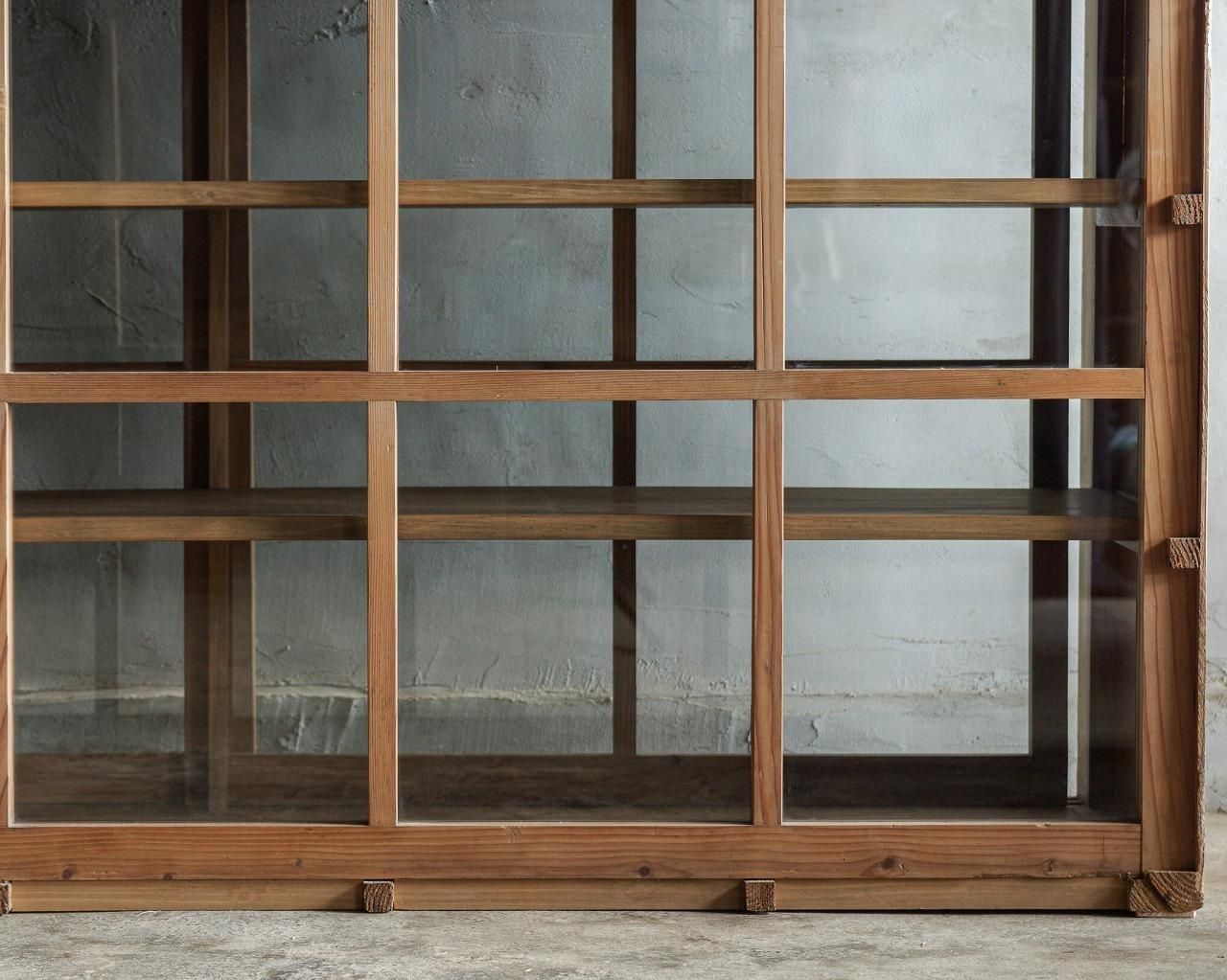 古い2段のガラス戸棚 | Fitzroy Furniture