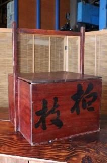 【古家具】江戸末期から続く古い写真館にあった大正〜昭和初期頃の収納棚　シェルフ 古家具】江戸末期から続く古い写真館にあった大正〜昭和初期頃の