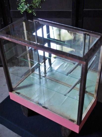ヴィンテージな化粧品店のガラスショーケース 昭和40年代 1960 ヴィンテージな化粧品店のガラスショーケース 昭和40年代 1960
