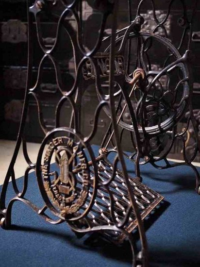 アンティークSINGERミシン脚と厚い栗の古材リメイクテーブル 古録展 