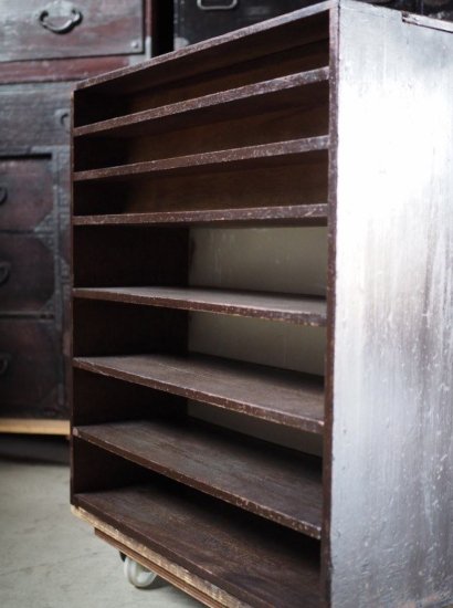 隠しスペース付き ７段薄型木製棚 アンティークシェルフ 昭和前期 古録 