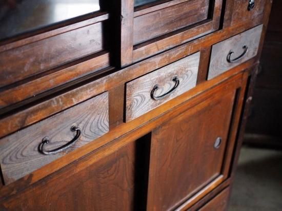 箪笥　昭和　アンティーク 時代箪笥／閂付小箪笥 スタンド付き【Small chest with metal