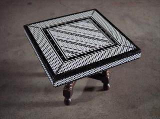 <img class='new_mark_img1' src='https://img.shop-pro.jp/img/new/icons5.gif' style='border:none;display:inline;margin:0px;padding:0px;width:auto;' />陶器天板の小さなリメイクローテーブル 古録展  送料別  Eサイズ 中古 品番B473