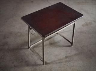 <img class='new_mark_img1' src='https://img.shop-pro.jp/img/new/icons5.gif' style='border:none;display:inline;margin:0px;padding:0px;width:auto;' />昭和レトロ 小さな学校机 昭和中期 古録展  送料別  Fサイズ 中古 品番F4479