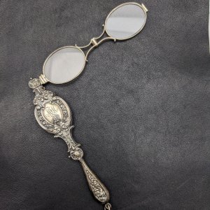 アンティーク ヴィクトリアン 純銀彫刻 携帯用折りたたみ式眼鏡 ロニエット