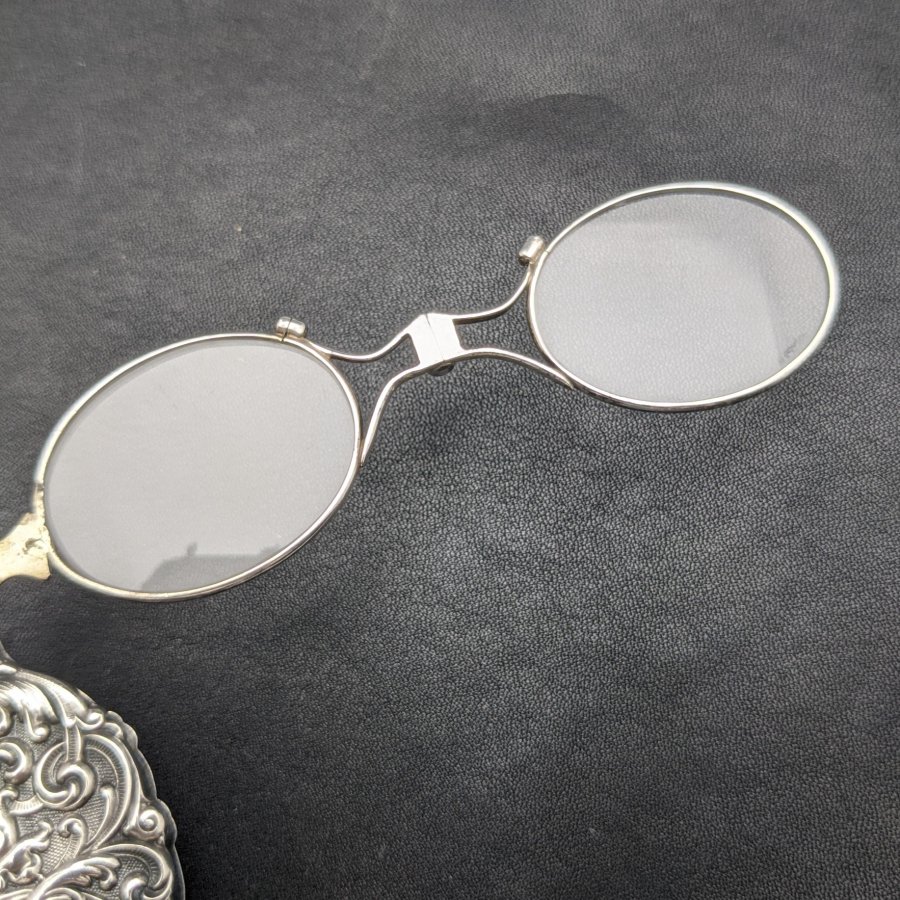 アンティーク アール・ヌーヴォー浮彫彫刻 純銀製 携帯用折りたたみ式眼鏡 ロニエット