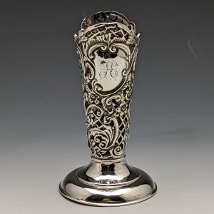 1897年 英国アンティーク 純銀 花瓶 一輪挿し グラスライナー無し James Deakin