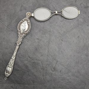 アンティーク  純銀製 アール・ヌーヴォー装飾 携帯用折りたたみ式眼鏡 ロニエット