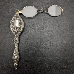 アンティーク  純銀フローラル彫刻 携帯用折りたたみ式眼鏡 ロニエット