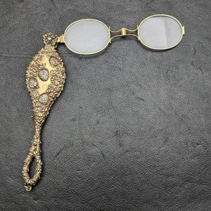 アンティーク  純銀 金張り アール・ヌーヴォー装飾 携帯用折りたたみ式眼鏡 ロニエット