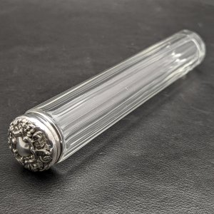 1908年 英国アンティーク 純銀蓋付きガラスボトル 144g