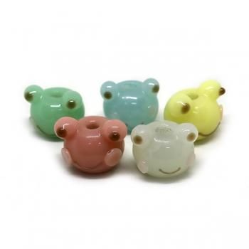 カエルの背に数匹の子 カエルの親子 背中に子ガエルを乗せたカエルの親子です。親