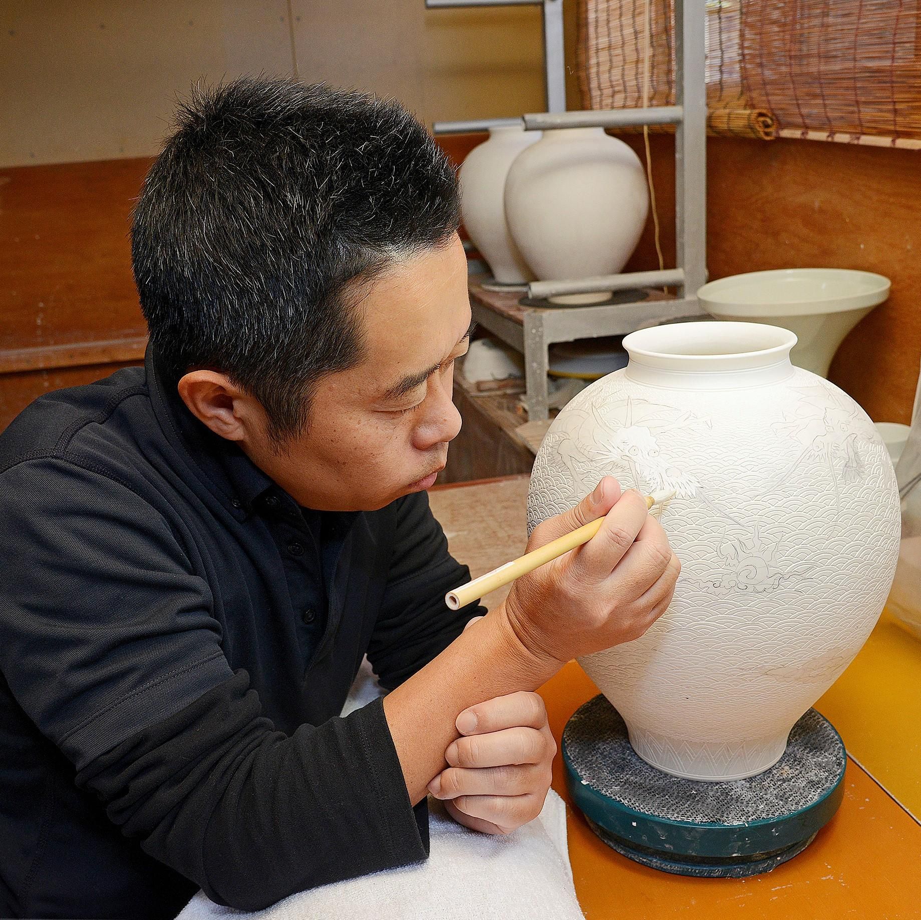 平戸洸祥団右ヱ門窯／小町紅 平戸菊蝶飾 - 伊勢半HD【公式】 伊勢半 紅