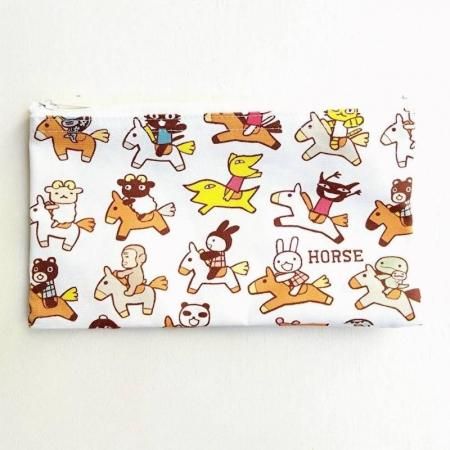 <img class='new_mark_img1' src='https://img.shop-pro.jp/img/new/icons1.gif' style='border:none;display:inline;margin:0px;padding:0px;width:auto;' />いろいろ帆布ペンケース みんなホース白