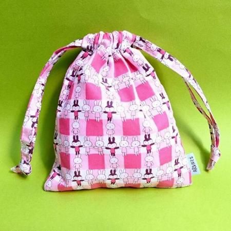 <img class='new_mark_img1' src='https://img.shop-pro.jp/img/new/icons1.gif' style='border:none;display:inline;margin:0px;padding:0px;width:auto;' />シーチング巾着Sサイズ うさぎギンガムレッド