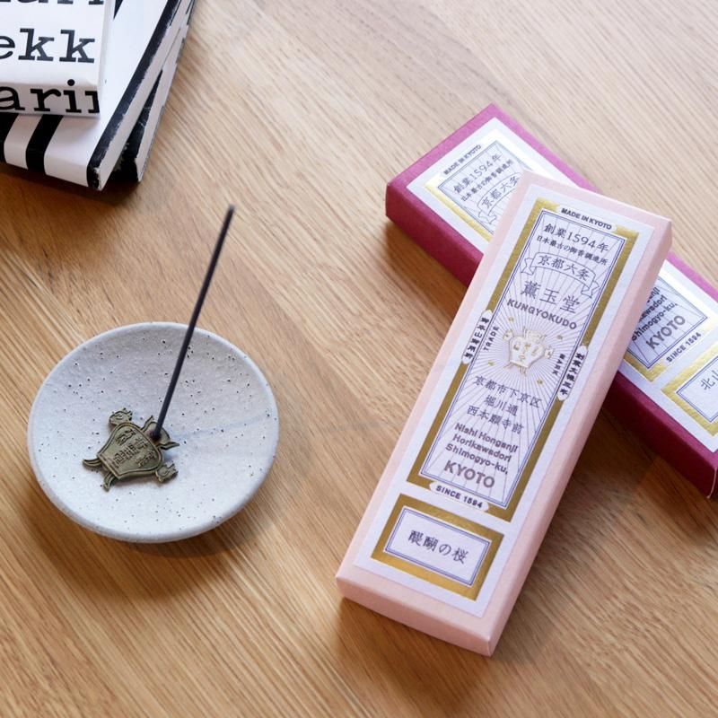 薫玉堂謹製 香木 伽羅 「菊渓川」箱入り 薫玉堂 / 紙箱線香 / 八瀬の薫衣草 - 丁寧な暮らしの店｜三島家具