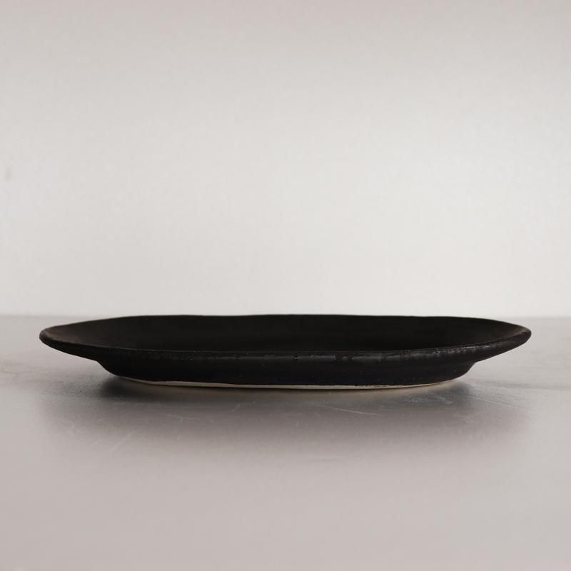 飯高幸作 オーバル皿 黒 - 小 - 丁寧な暮らしの店｜三島家具