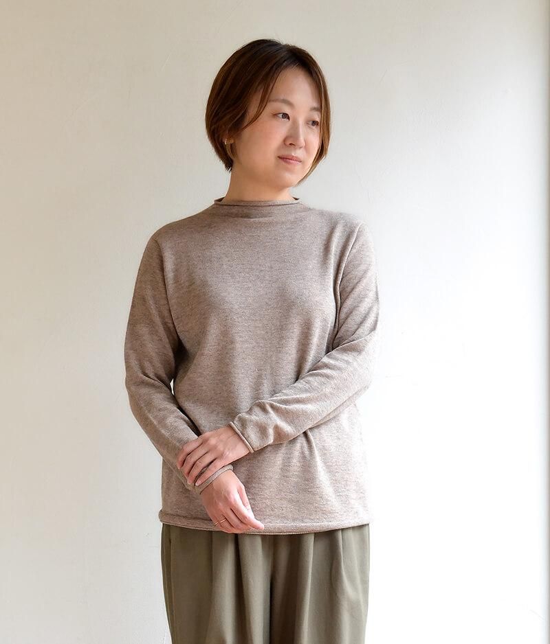 寒い日でも颯爽と。軽やかなヤク混のニットウェア。