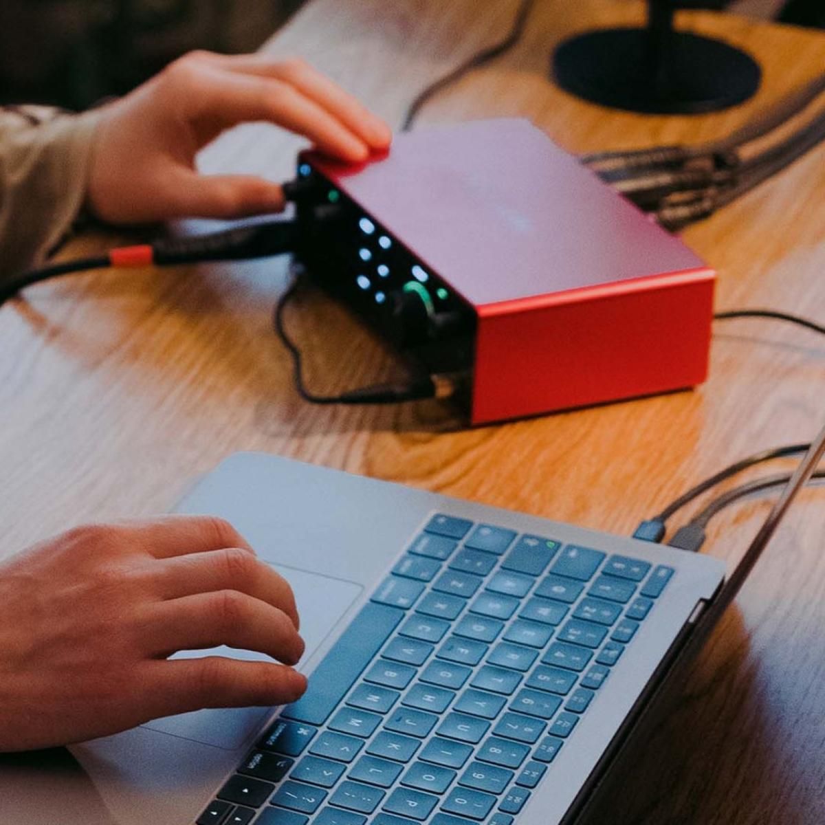 Focusrite Scarlett 4i4 | USBオーディオインターフェース - La