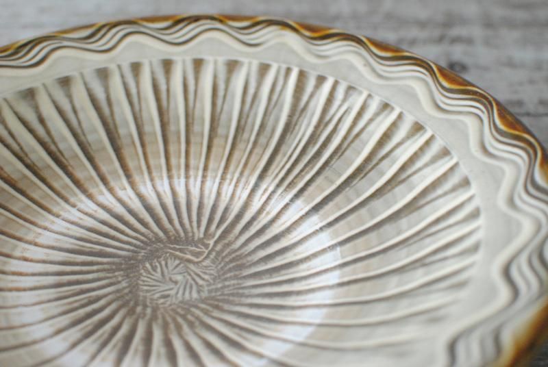 小鹿田焼・黒木昌伸窯】8寸皿 白 櫛描き・打ち刷毛目 - 民藝のある