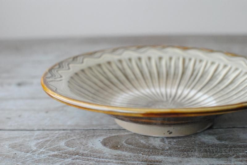 小鹿田焼・黒木昌伸窯】8寸皿 白 櫛描き・打ち刷毛目 - 民藝のある