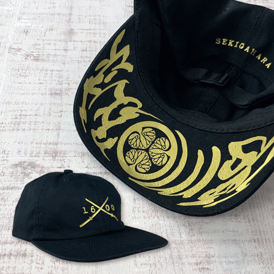 被った印象はシンプル、ツバ裏がアクセントのフラットバイザー キャップです。