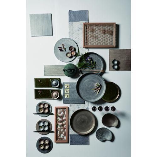 <img class='new_mark_img1' src='https://img.shop-pro.jp/img/new/icons59.gif' style='border:none;display:inline;margin:0px;padding:0px;width:auto;' />フラットラウンドプレート 18・28 ㎝（ゴールド）崇雪 M.STYLE 磁器 有田焼