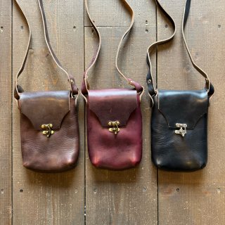 <img class='new_mark_img1' src='https://img.shop-pro.jp/img/new/icons5.gif' style='border:none;display:inline;margin:0px;padding:0px;width:auto;' />【FERNAND LEATHER】 Latch Pouch M ショルダーバッグ
