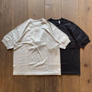<img class='new_mark_img1' src='https://img.shop-pro.jp/img/new/icons5.gif' style='border:none;display:inline;margin:0px;padding:0px;width:auto;' />KAPTAIN SUNSHINE Suvin Supima Tube Henleyneck Tee Light 