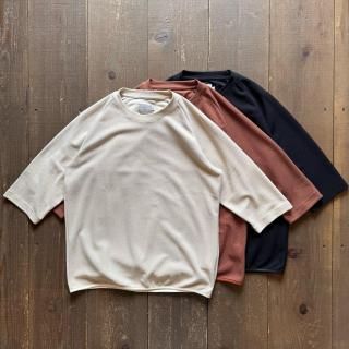 <img class='new_mark_img1' src='https://img.shop-pro.jp/img/new/icons5.gif' style='border:none;display:inline;margin:0px;padding:0px;width:auto;' />CURLYCo. SEED STITCH KNIT TEE 
