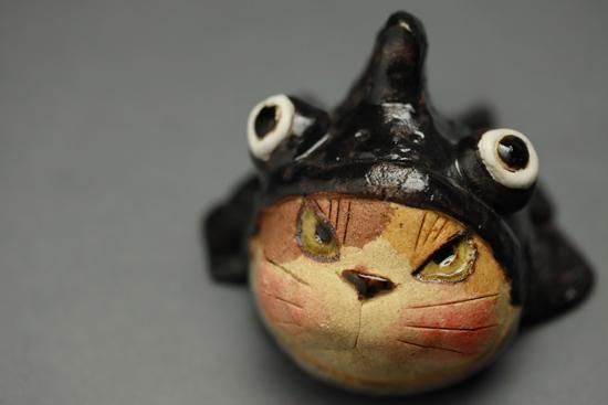 【新品】人気作家 岡村洋子 猫かぶりシリーズ 猪 置物 焼き物 猫かぶり(出目金)・岡村洋子 - 暮らしを楽しむうつわ・作家